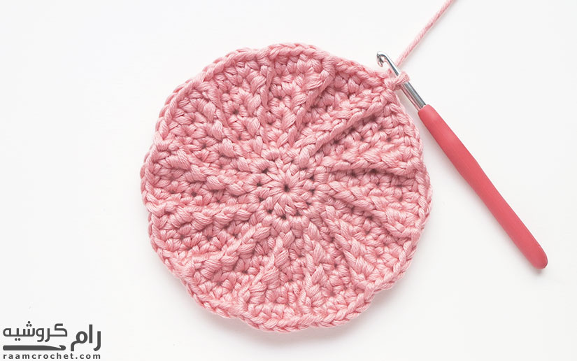 Double crochet until you reach the middle stitch - Raam Crochet